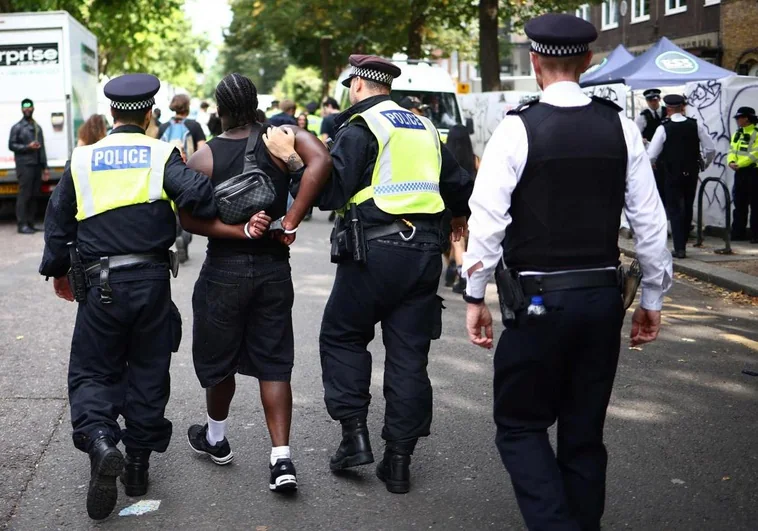 Al menos ocho personas apuñaladas y más de 300 detenidas en el carnaval de Notting Hill