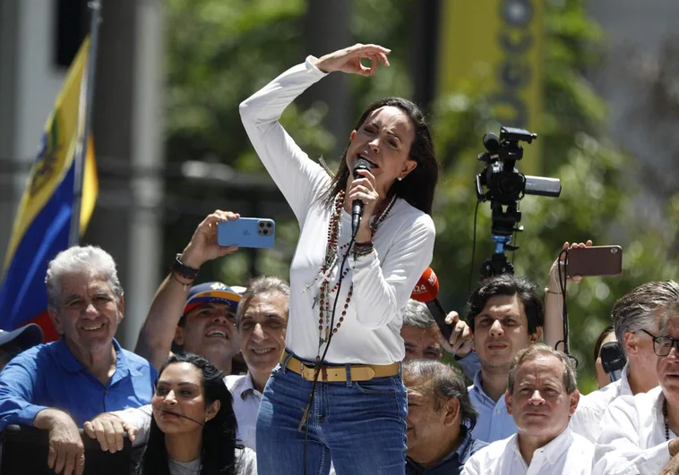 María Corina Machado clama contra el «robo» electoral de Maduro ante miles de manifestantes en Caracas