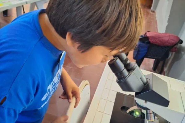 Estudiantes de Veterinaria enseñaron sobre las células a los chicos de la Caridi