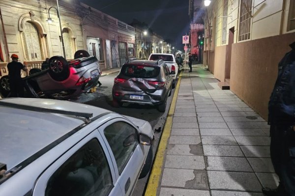 Corrientes: un auto volcó en pleno microcentro y dos personas quedaron atrapada