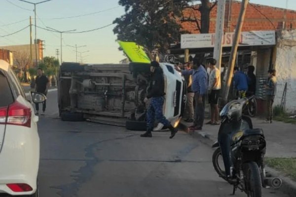 Corrientes: volcó un móvil policial durante una persecución