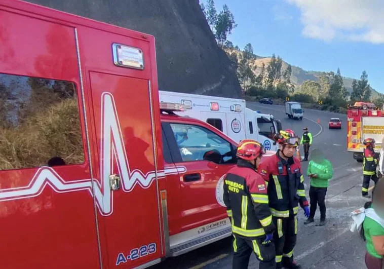 Al menos ocho muertos y una decena de heridos tras volcar un autobús en Ecuador