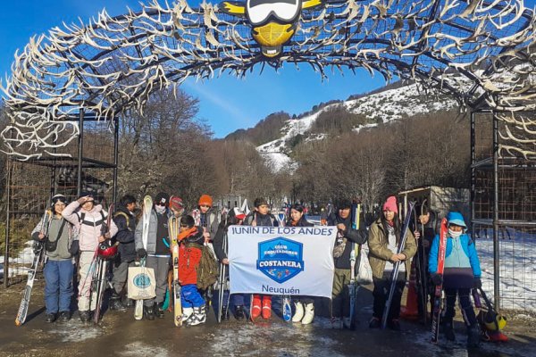 Lago Hermoso promueve la inclusión comunitaria con clases de esquí para niños