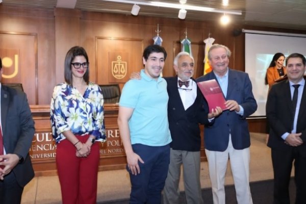 Acto de restitución parcial de legajos de estudiantes y docentes detenidos-desaparecidos en la Facultad de Derecho de la UNNE