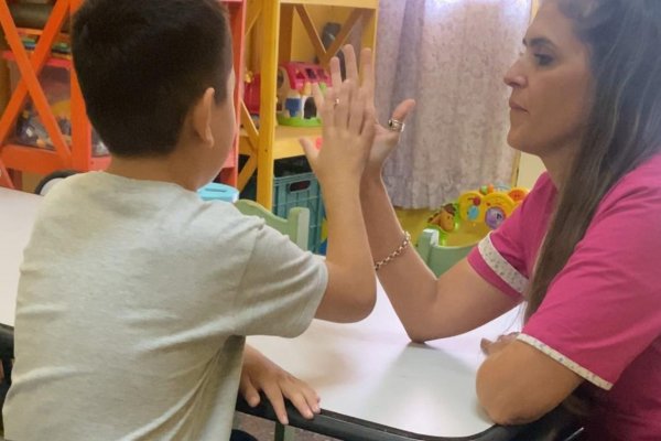 Juan, un niño divertido, que le gusta la música, el deporte y busca una familia