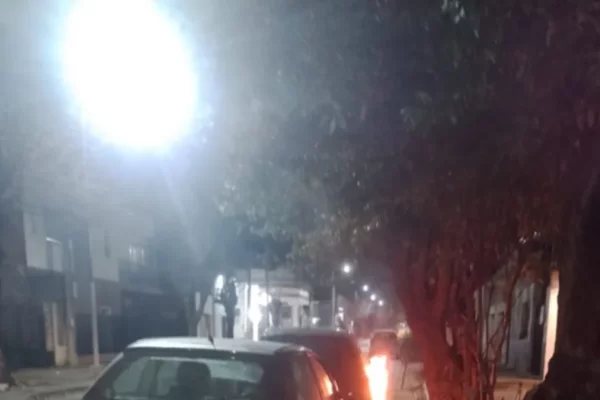 Un auto se prendió fuego en plena calle en horas de la madrugada