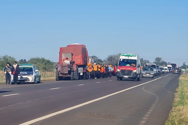 Peregrinos de la Virgen del Rosario, camino a Itatí en oración y con fe