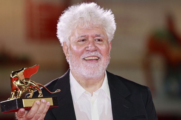 Almodóvar se alza con el León de Oro en Venecia con su primera película en inglés