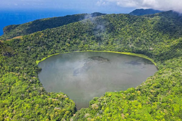 El Lago Mazafim: El Esplendor Oculto del Cráter Volcánico en Annobón