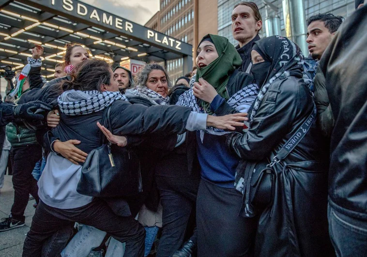 Varios manifestantes propalestinos pegan en Berlín una paliza a un periodista ﻿que informa sobre su radicalismo