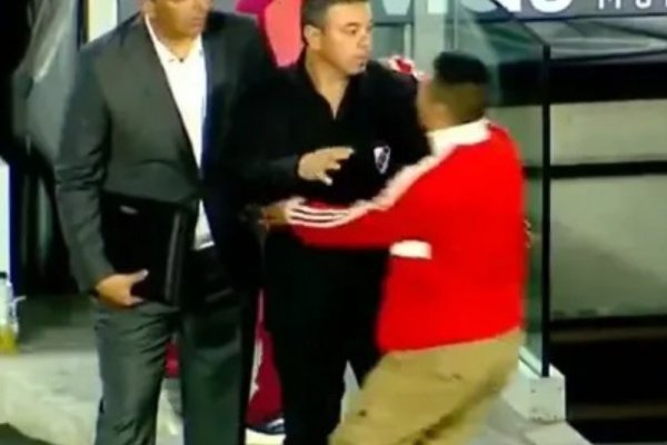 Invadió la cancha para abrazar a Gallardo y fue duramente sancionado