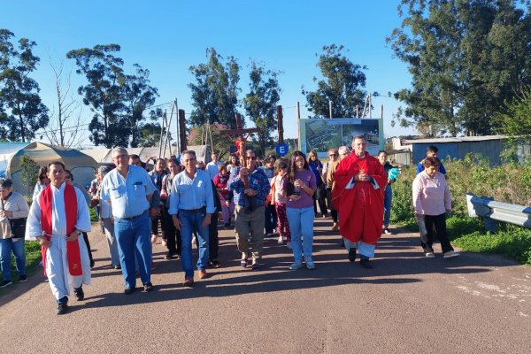 Monseñor Canecín celebró el Día de la Exaltación de la Cruz en Mercedes