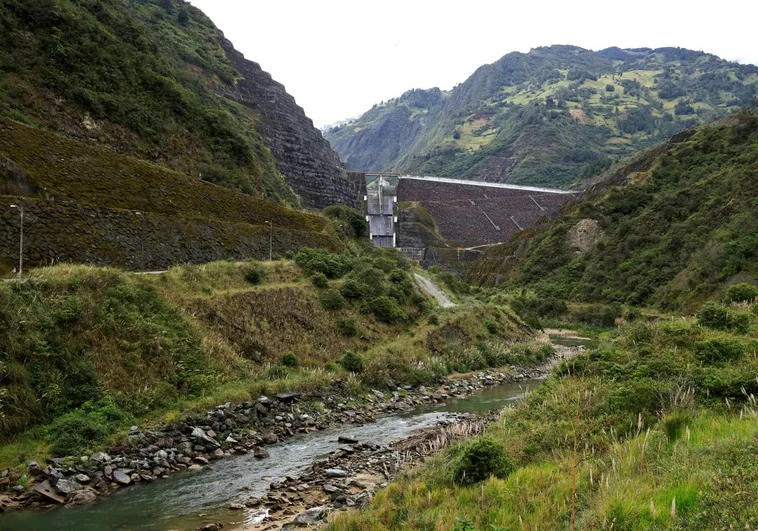 Apagones nocturnos de luz de ocho horas por la severa sequía en Ecuador