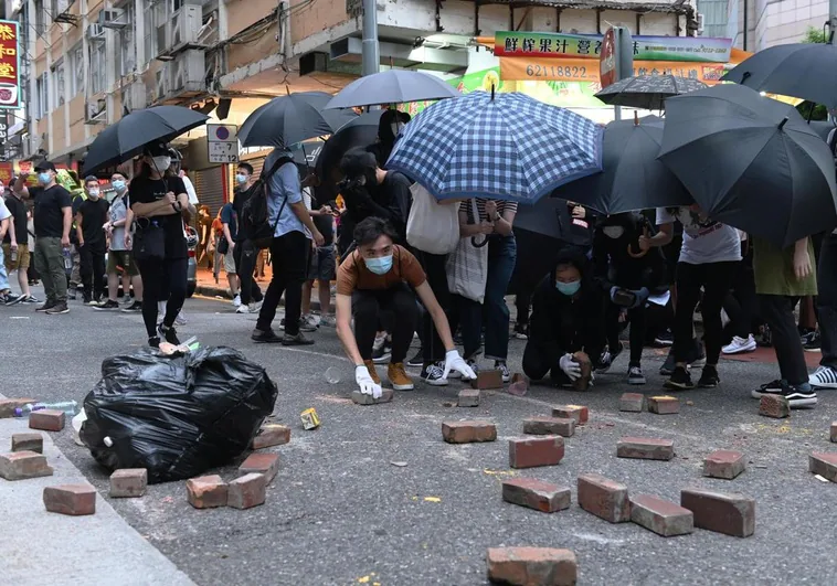 Condenado un hombre en Hong Kong a 14 meses de prisión por llevar una camiseta «sediciosa»