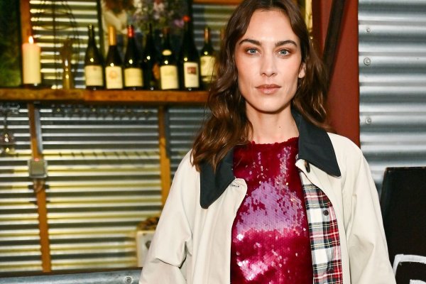 Si vas a invertir en una gabardina nueva, te interesa el último look de Alexa Chung