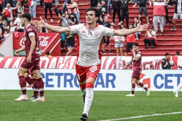 Huracán goleó a Lanús y sigue a tiro de Vélez