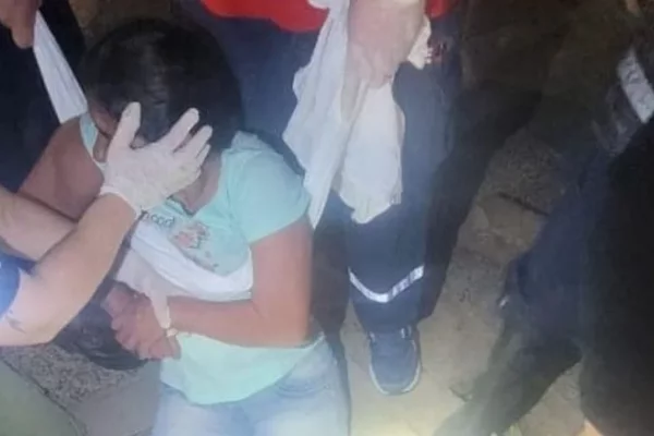 Corrientes: rescate de una mujer que quedó con un pie atrapado en el pozo de una vereda