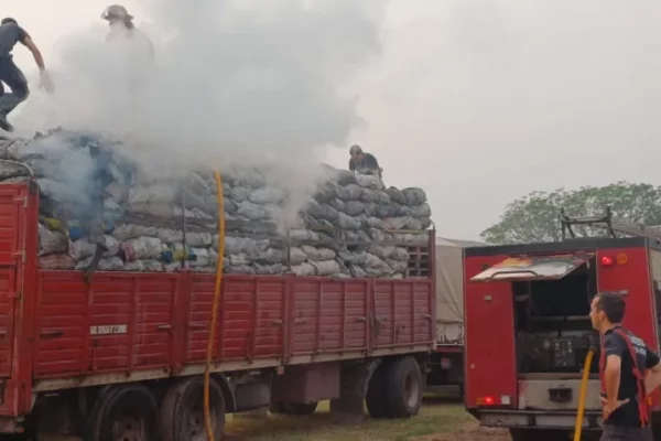 Se prendió fuego un camión que transportaba carbón en Corrrientes