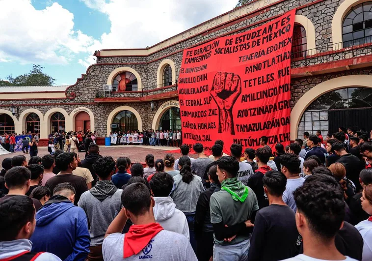 Estudiantes se manifiestan contra López Obrador por la tragedia de Ayotzinapa