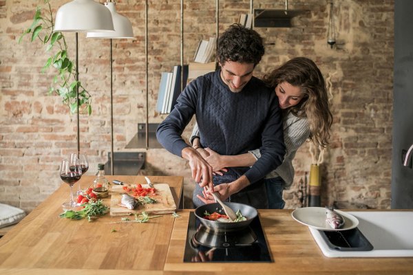 La cena fácil que se hacen siempre los españoles  y que los nutricionistas desaconsejan