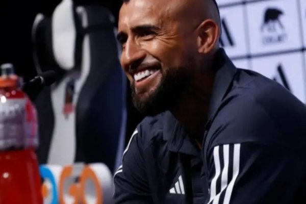 Vidal posó con la camiseta de Boca previo a jugar vs. River