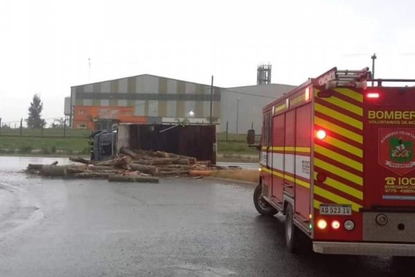 Volcó un camión que transportaba maderas