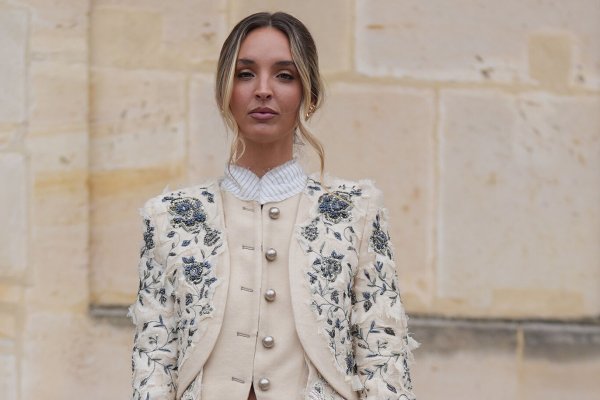 La invitada que ha triunfado en la Semana de la Moda de París con una chaqueta de Zara bordada