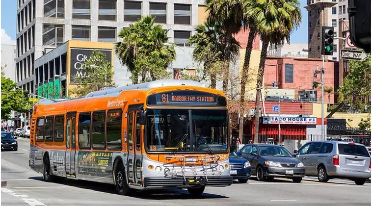 Un hombre secuestra un autobús tras disparar a un pasajero y es detenido por la Policía de Los Ángeles