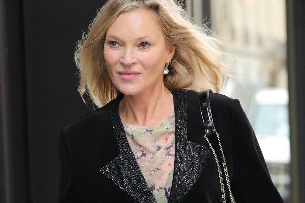 Kate Moss sabe el mejor truco para seguir llevando los vestidos de verano ahora que empieza el frío