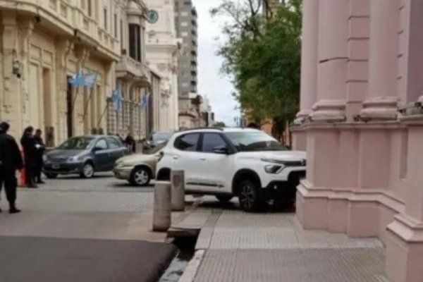 Choque en pleno centro capitalino: terminó contra Casa de Gobierno