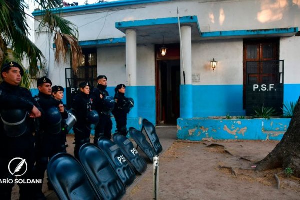 Motín en la comisaría 15ª durante la madrugada: fuego, gritos y balas de goma