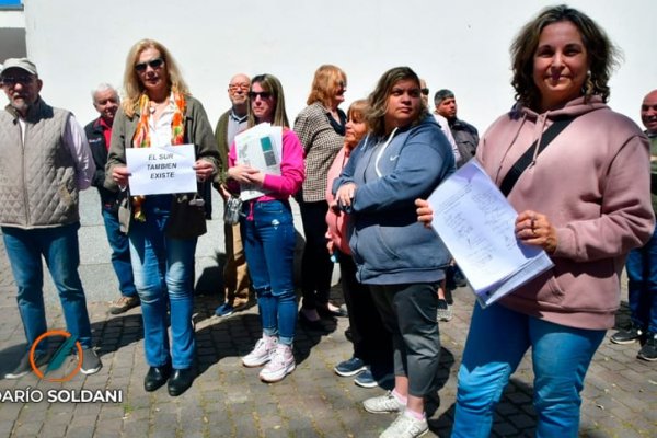 Protesta de vecinos frente al Distrito Sur para que vuelvan al barrio las oficinas de EPE y Aguas