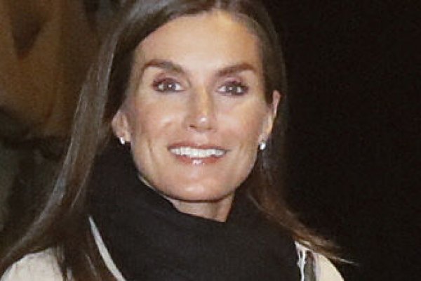 La reina Letizia sale a cenar por sorpresa en Marín con uno de los básicos favoritos de su armario