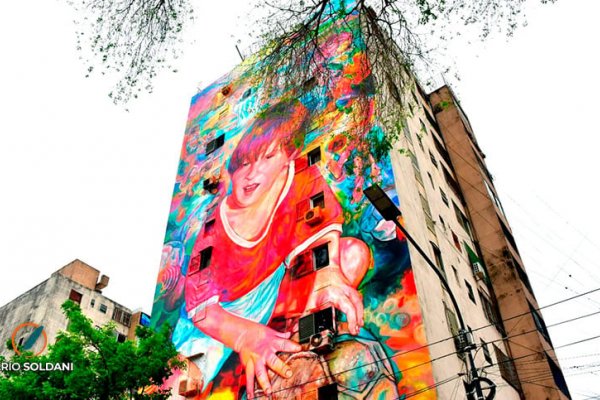 Un barrio de fiesta: inauguraron un nuevo mural de Messi frente al club de su infancia