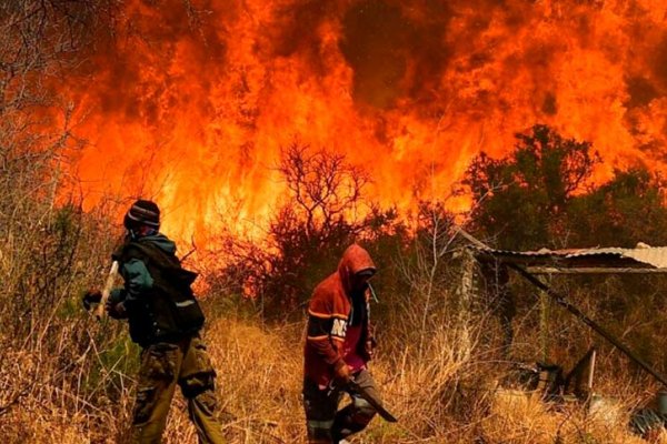 Incendios en Córdoba: permanece activo un foco en Traslasierra y hay peligro de reinicio del fuego