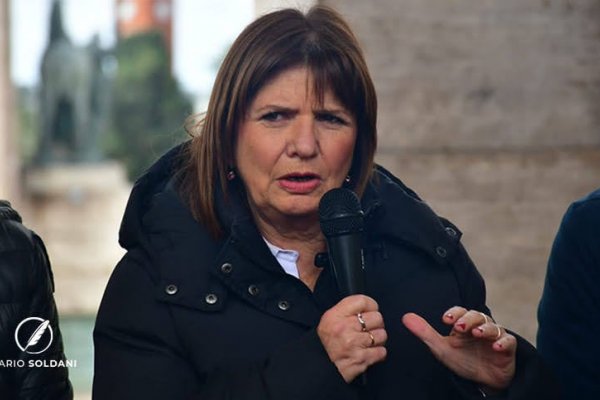 Tras el acto del Gobierno, Bullrich aseguró que no vio micros en Parque Lezama