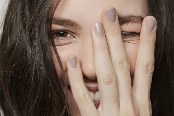 Con esta manicura de otoño, todos te preguntarán por tus uñas