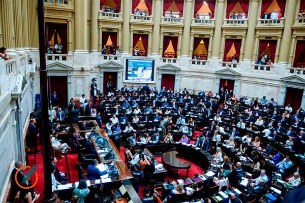 El oficialismo negocia con diputados dialoguistas, arranca el tratamiento en comisión del presupuesto