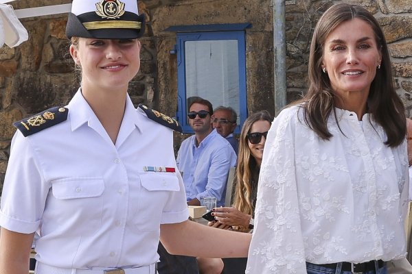 La reina Letizia rescata la camisa blanca más bonita de su armario (que llevó también Leonor) en su visita sorpresa a Marín