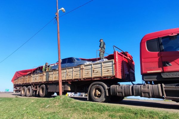 Corrientes: llevaban dos rodados que tenían pedido de secuestro por robo en el semirremolque de un camión