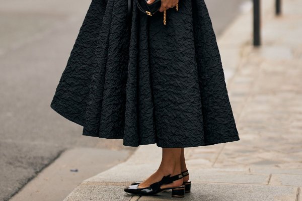 Los 8 looks minimalistas con zapato plano  vistos en el street style que nos apuntamos estrenar en otoño