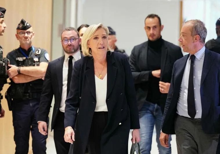 El proceso por malversación de fondos públicos europeos de los Le Pen comienza con mucho rock duro