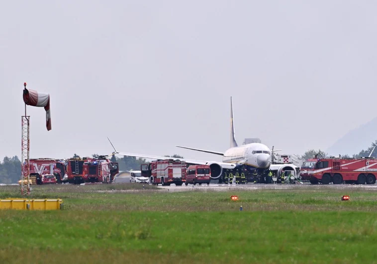 Revientan cuatro neumáticos de un avión Barcelona-Milán al aterrizar y cierran el aeropuerto