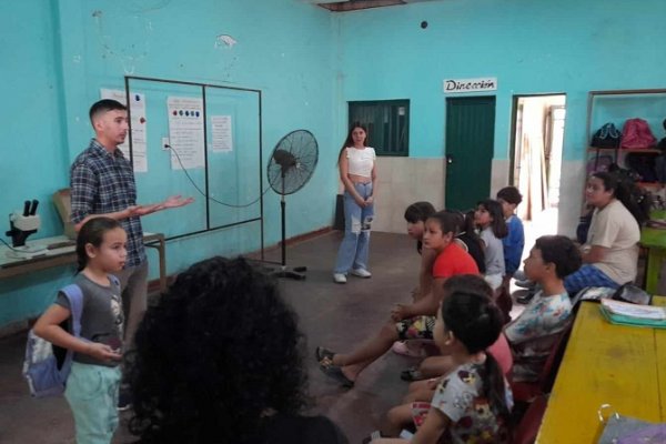 Biólogos de la UNNE brindaron asistencia escolar en Ciencias Básicas en el barrio de Corrientes