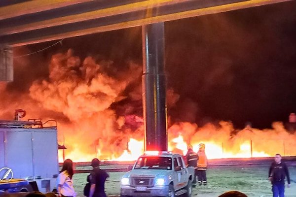 Un incendio destruyó una fábrica de reciclado de plástico en zona oeste