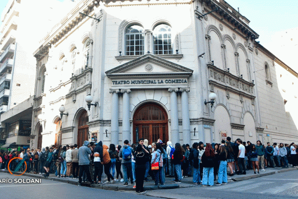 Más de mil estudiantes secundarios disfrutaron de la obra teatral “La Medicina de Molière”