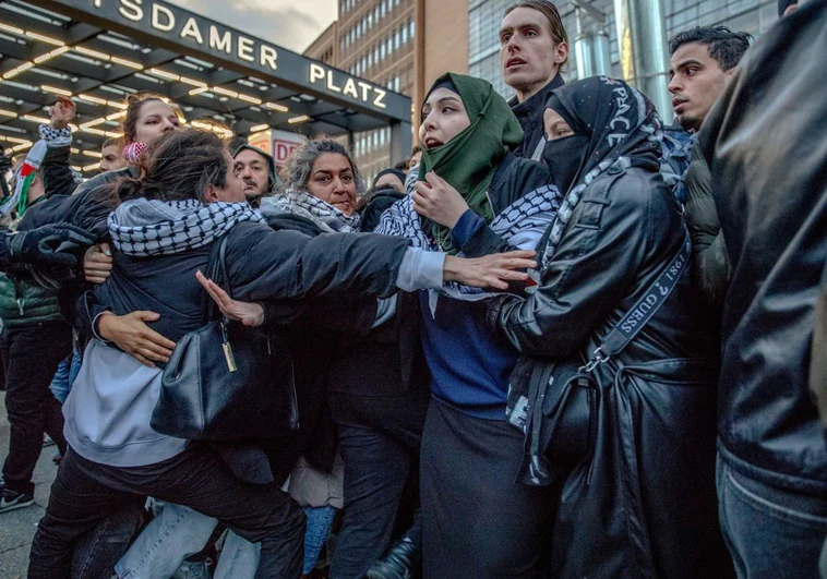 El ataque de Irán causa gritos de júbilo y agresiones a la Policía en una marcha propalestina de Berlín