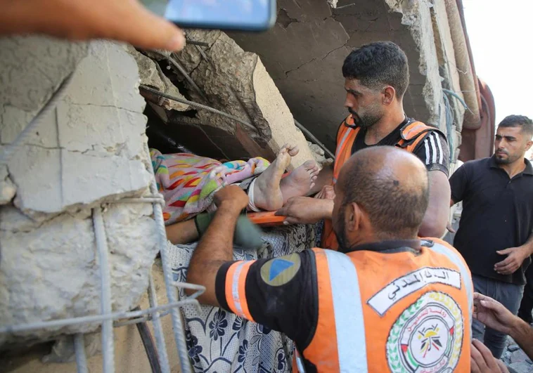 Al menos 25 muertos, la mayoría niños, tras los ataques de Israel contra una escuela y un orfanato en Gaza