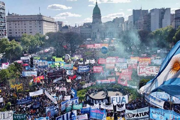 Multitudinaria marcha de docentes y estudiantes desbordó la Plaza del Congreso contra el ajuste