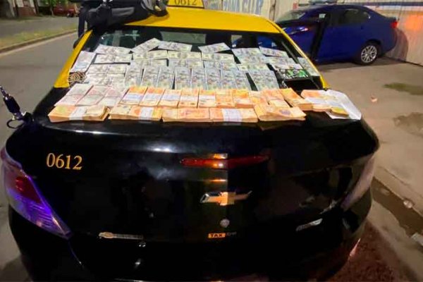 Subieron a un taxi con un bolso lleno de dinero y fueron detenidos